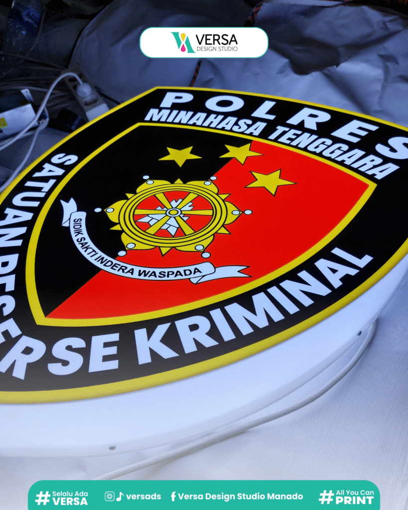 papan reklame neon dengan lampu LED terang