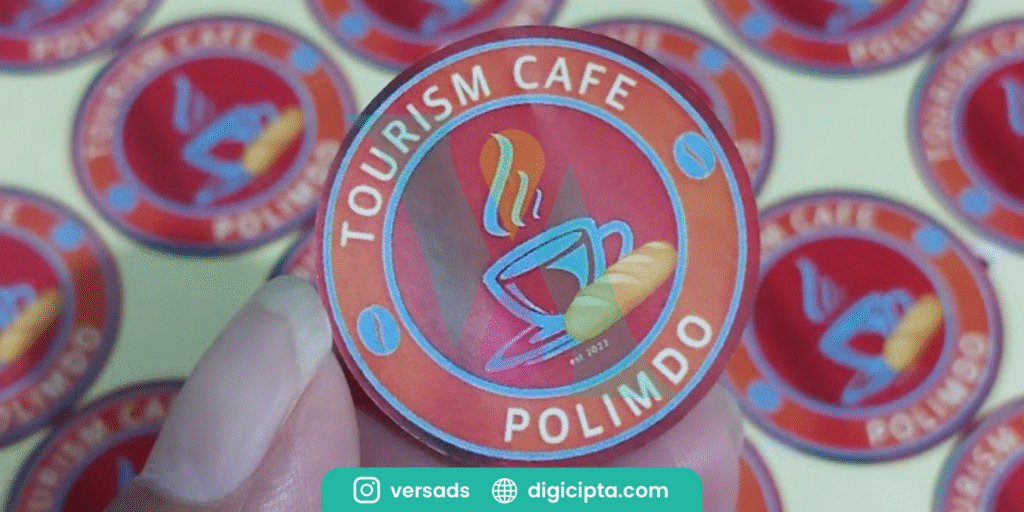 Sticker bulat Tourism Cafe Polimdo dengan desain cangkir kopi dan roti.