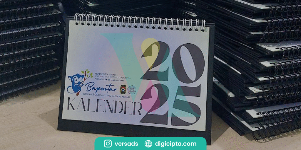 Kalender meja custom tahun 2025 dengan desain profesional dan logo Bapontar, dicetak oleh Versa Design Studio Manado dengan spiral hitam elegan dan hasil cetak rapi.
