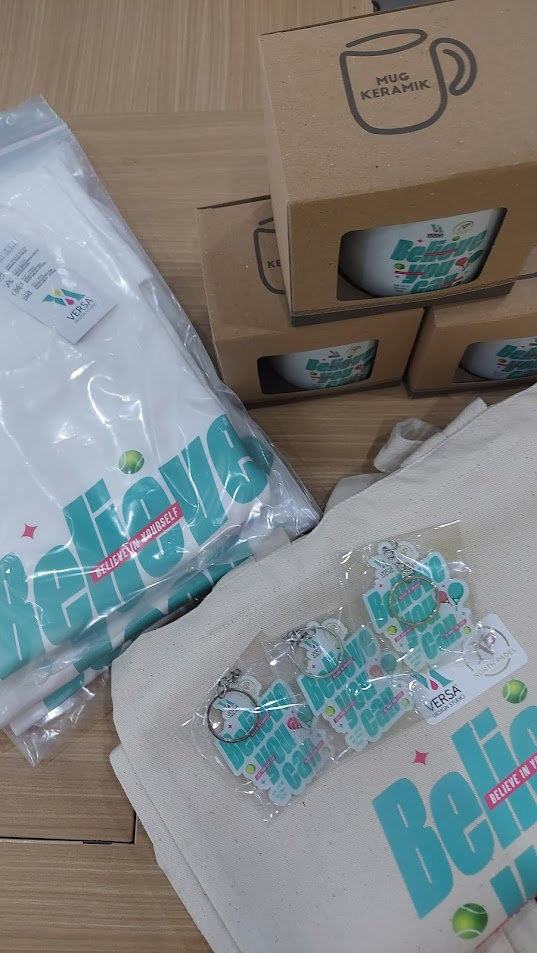 Mug, tote bag, kaos, dan gantungan kunci custom dari Versa Design Studio untuk North Padel Manado